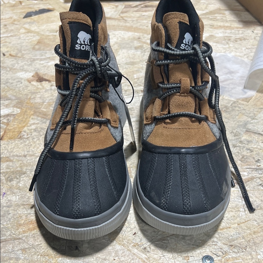 Sorel Black and Tan Lace-Up Boots size 8